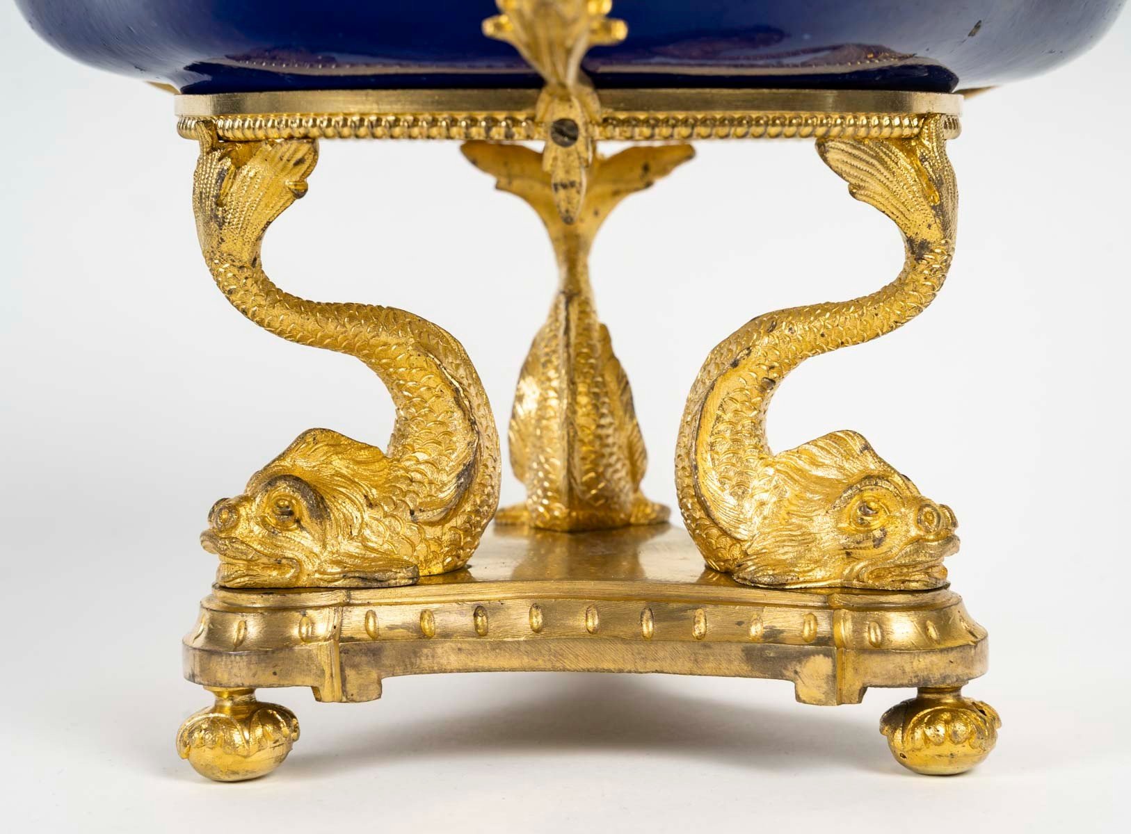 Une coupe en porcelaine de Sèvres et belle ornementation en bronze doré, fin du XIXe siècle — 6