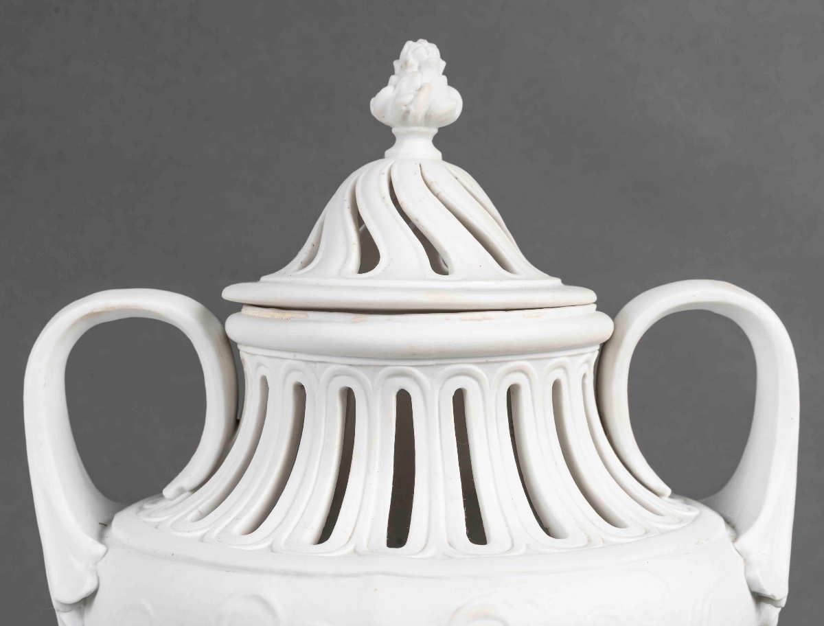 Une paire de vases en biscuit de Sèvres, fin du XIXe siècle — 9
