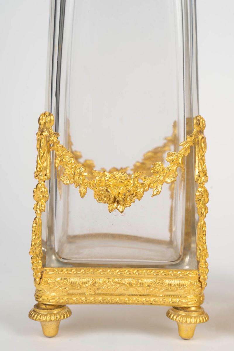 Paire de vases en cristal et laiton doré à décor de mascarons, vers 1900 — 6