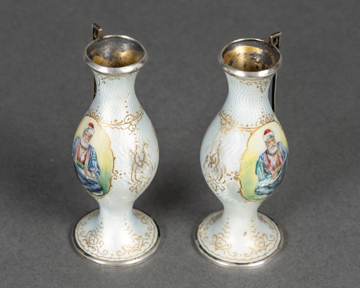 Une paire de vases miniatures en émail, fin du XIXe siècle — 9