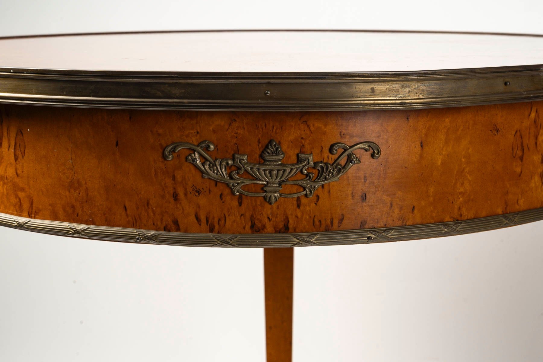 Une paire de tables ronde de salon, 1900 — 19