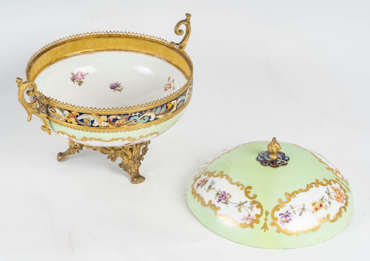 Une bonbonnière en porcelaine et bronze cloisonné, fin du XIXe siècle — 11