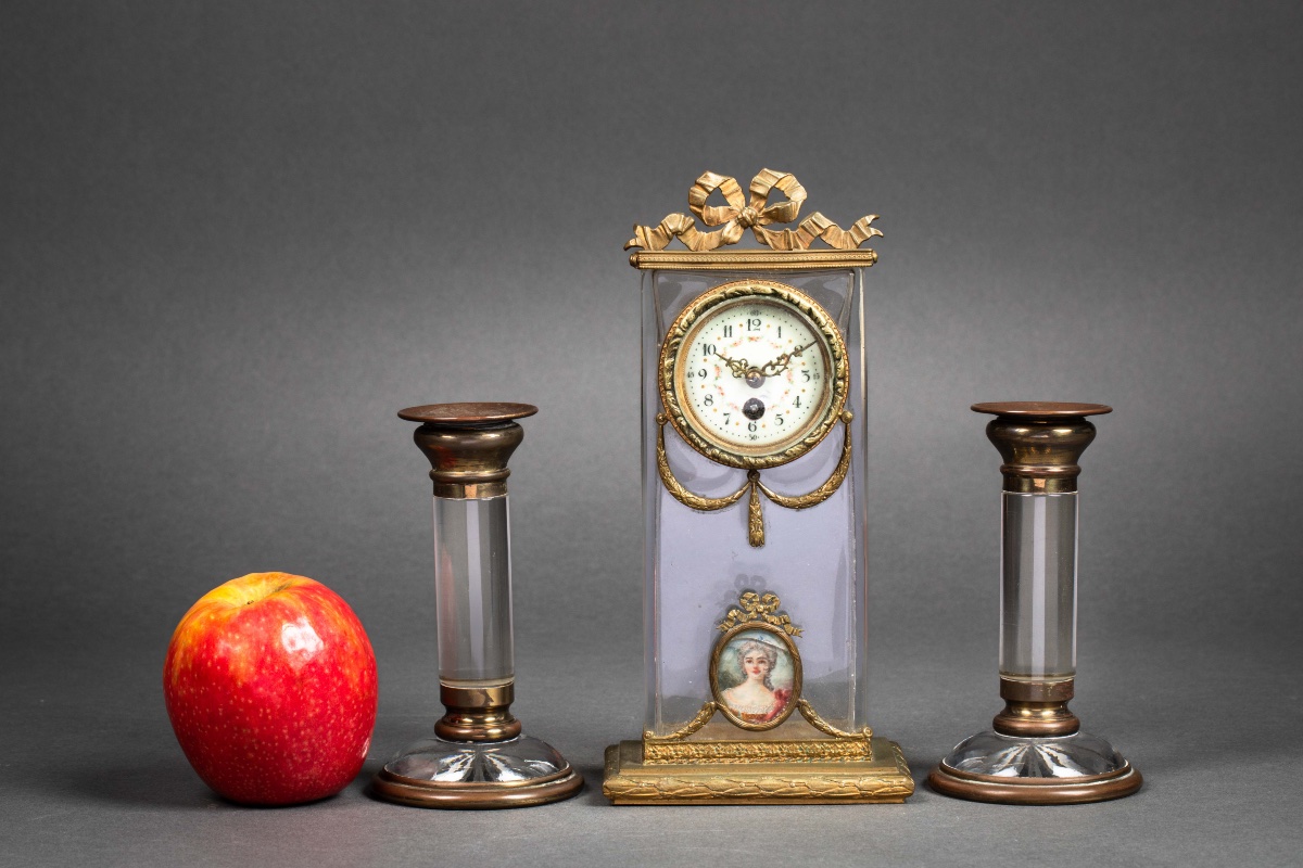 Une garniture de cheminée en cristal et bronze doré, fin du XIXe siècle — 3