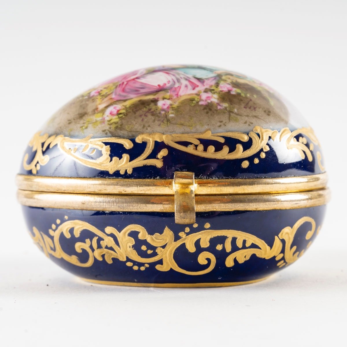 Un petit coffret à bijoux l'Oeuf en porcelaine, fin du XIXe siècle — 2