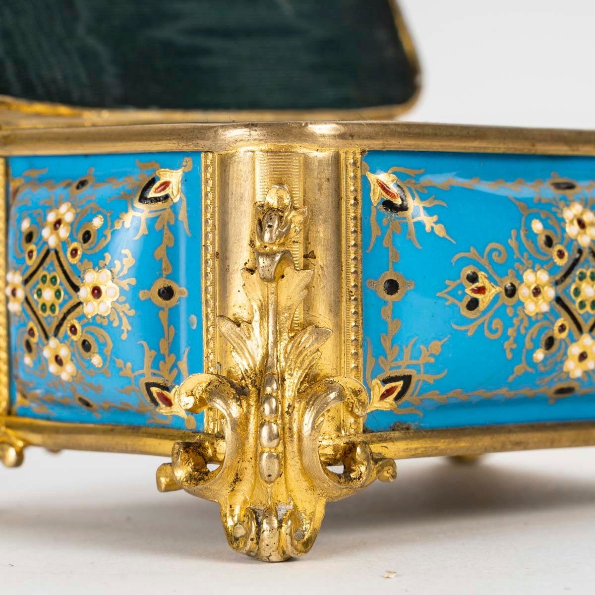 Un coffret à bijoux en bronze doré et émail, fin du XIXe siècle — 7