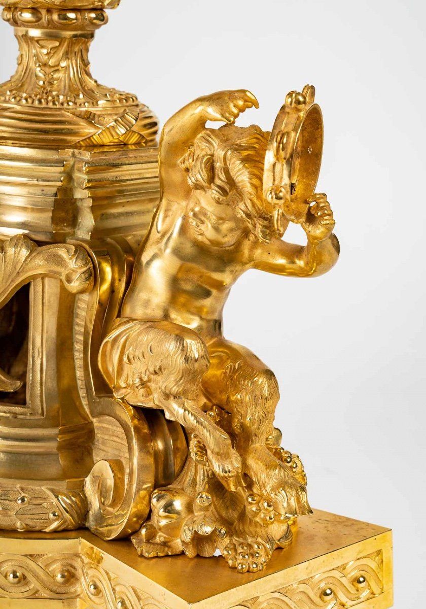 Une pendule en porcelaine et bronze doré fin du XIXe siècle — 9
