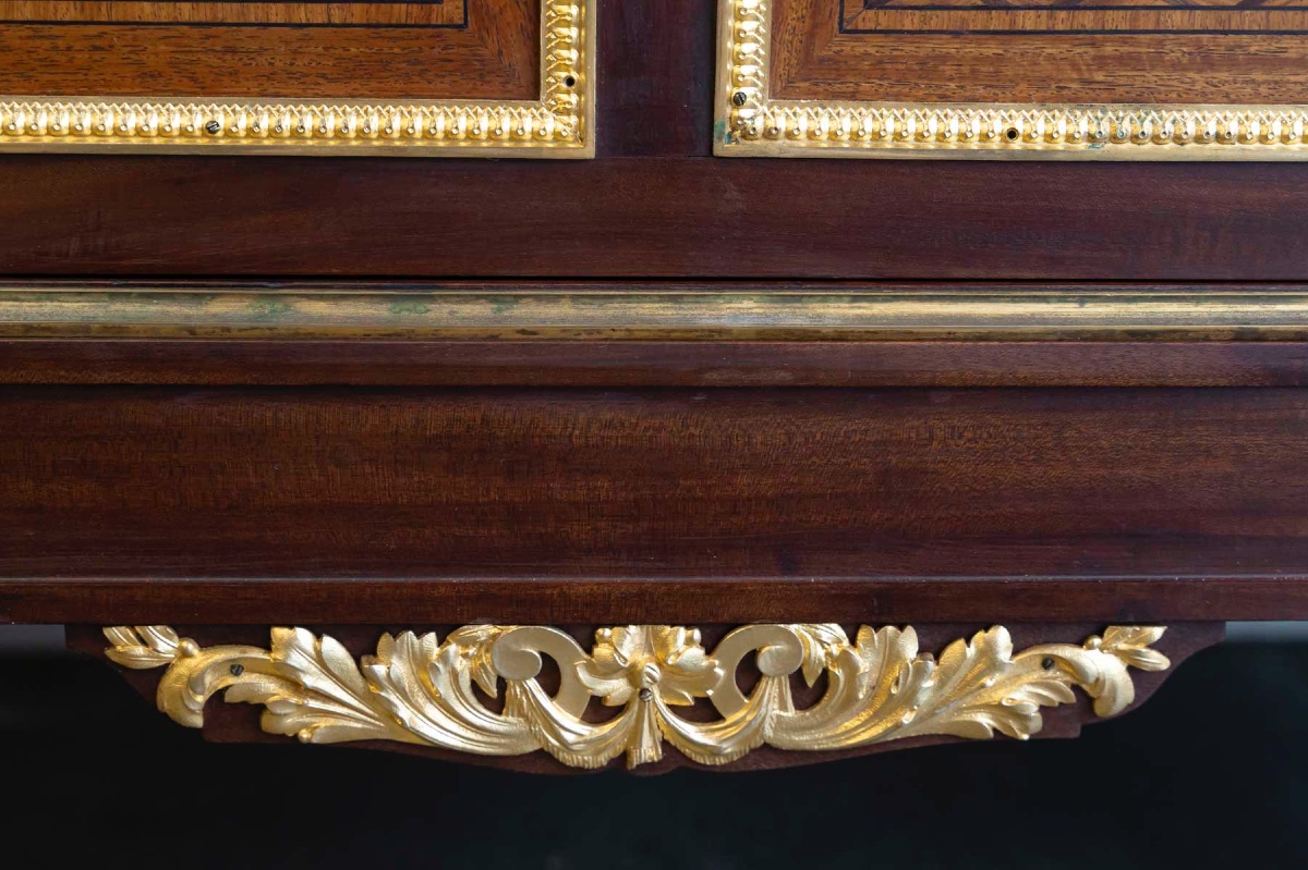 Une vitrine de style Louis XVI, fin du XIXe siècle — 11