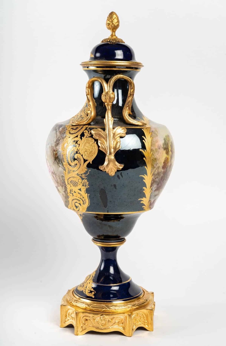 Un vase en porcelaine de Sèvres monté lampe, fin du XIXe siècle — 7