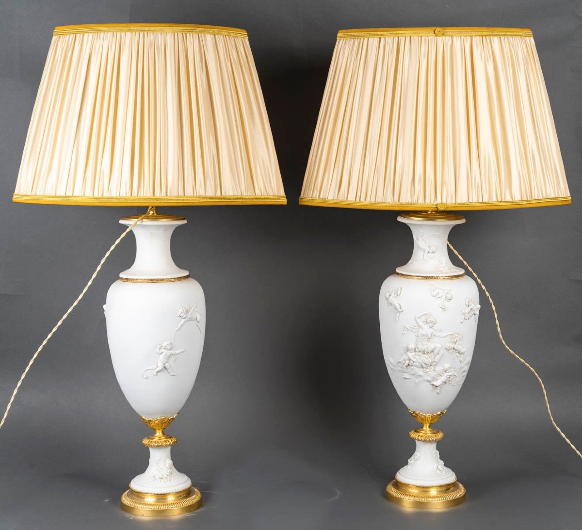 Une paire de lampes en biscuit de Sèvres, fin du XIXe siècle — 4
