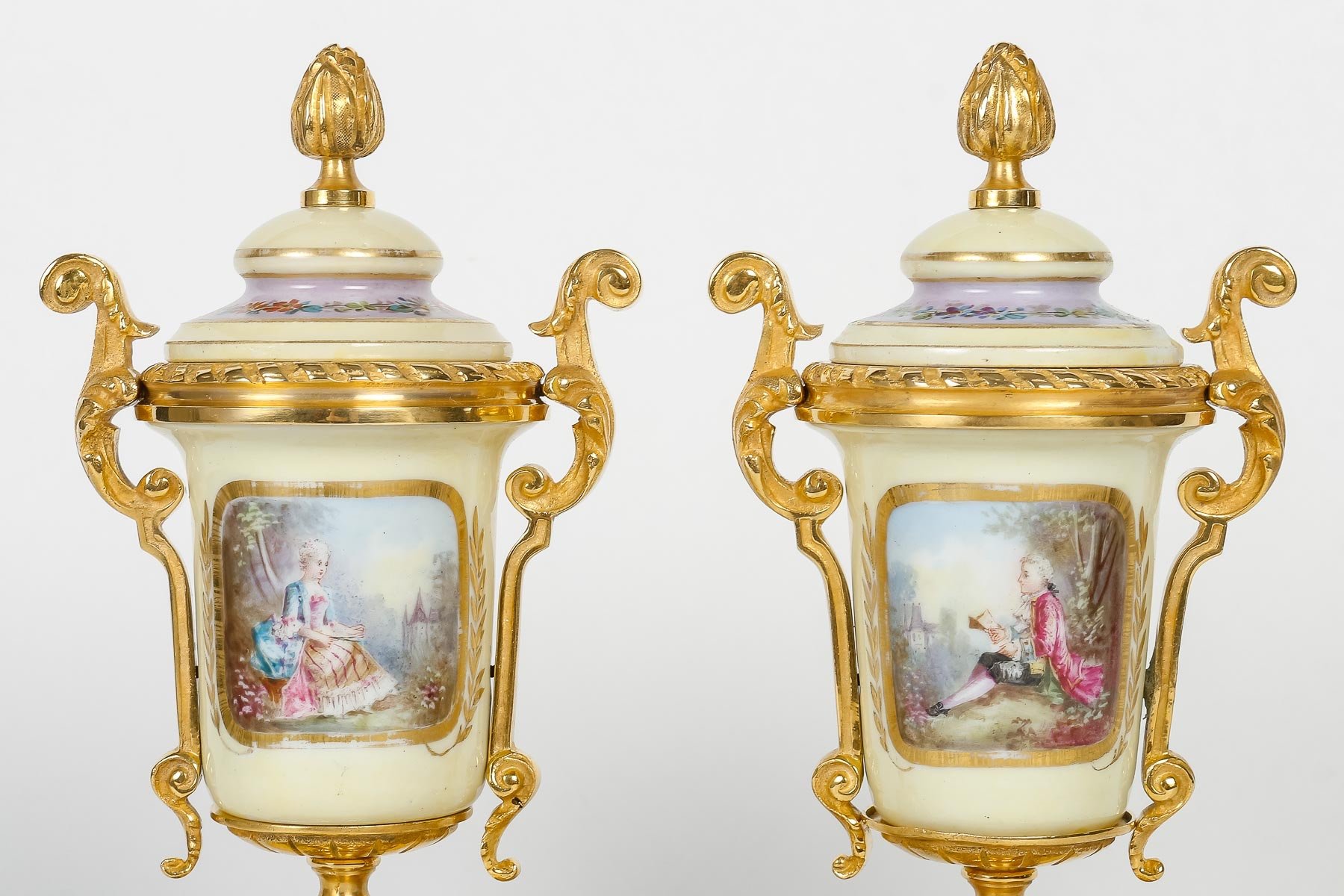 Garniture de cheminée en bronze doré et porcelaine fin du XIXe siècle — 8
