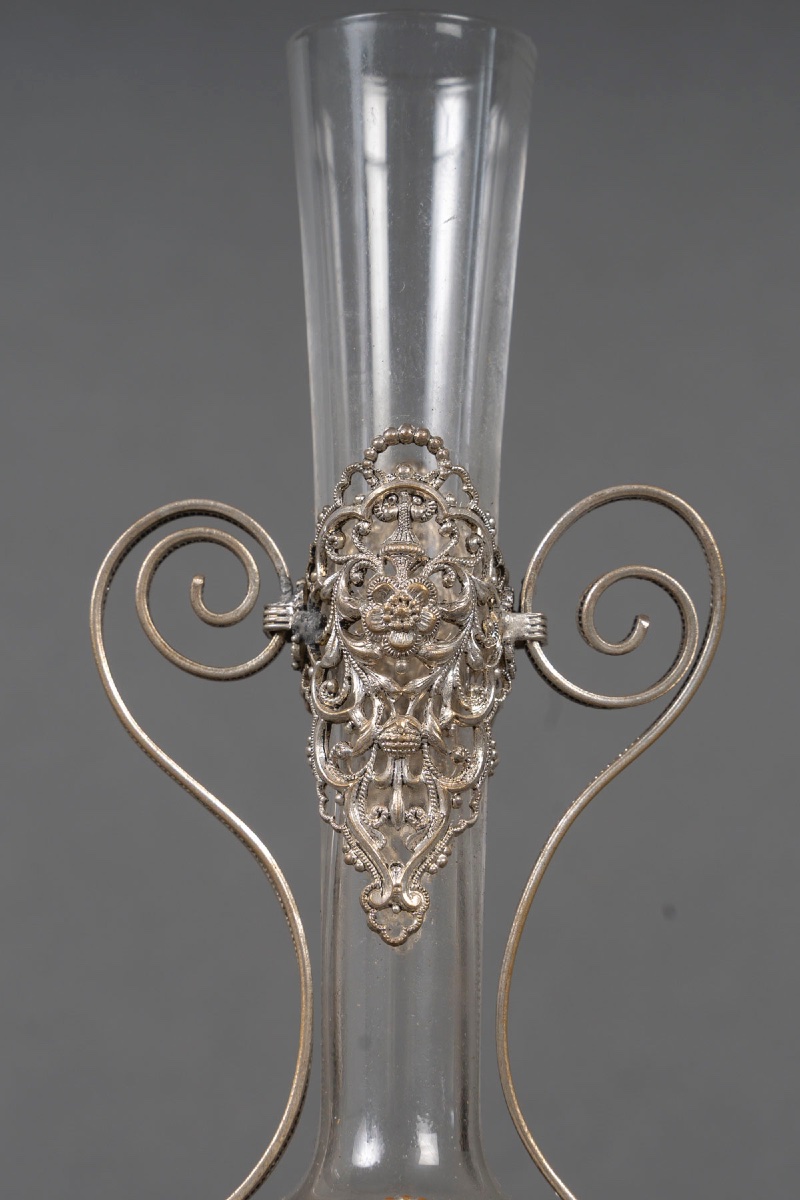 Une paire de petits vases en verre et monture en métal argenté, fin du XIXe siècle — 10