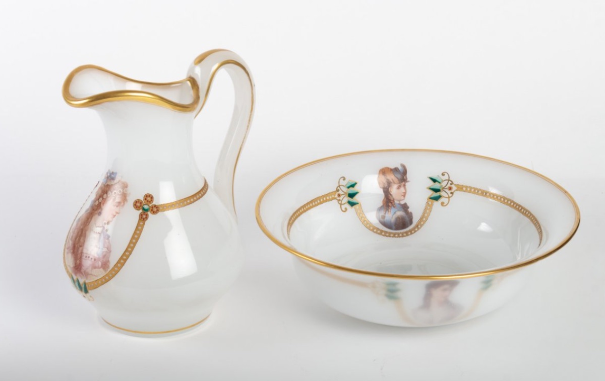 Aiguière et son bassin en opaline blanche à portraits féminins, époque Napoléon III, fin du XIXe siècle — 4