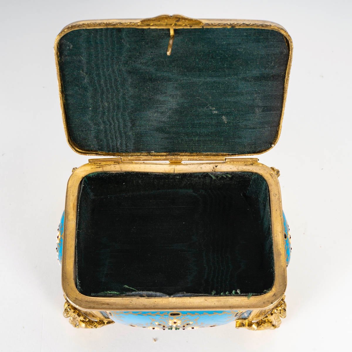 Un coffret à bijoux en bronze doré et émail, fin du XIXe siècle — 9