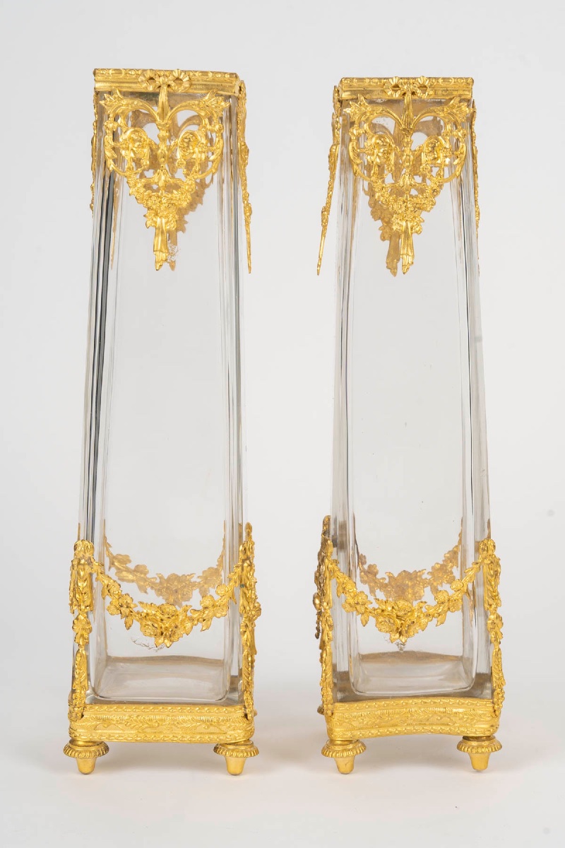 Paire de vases en cristal et laiton doré à décor de mascarons, vers 1900 — 9