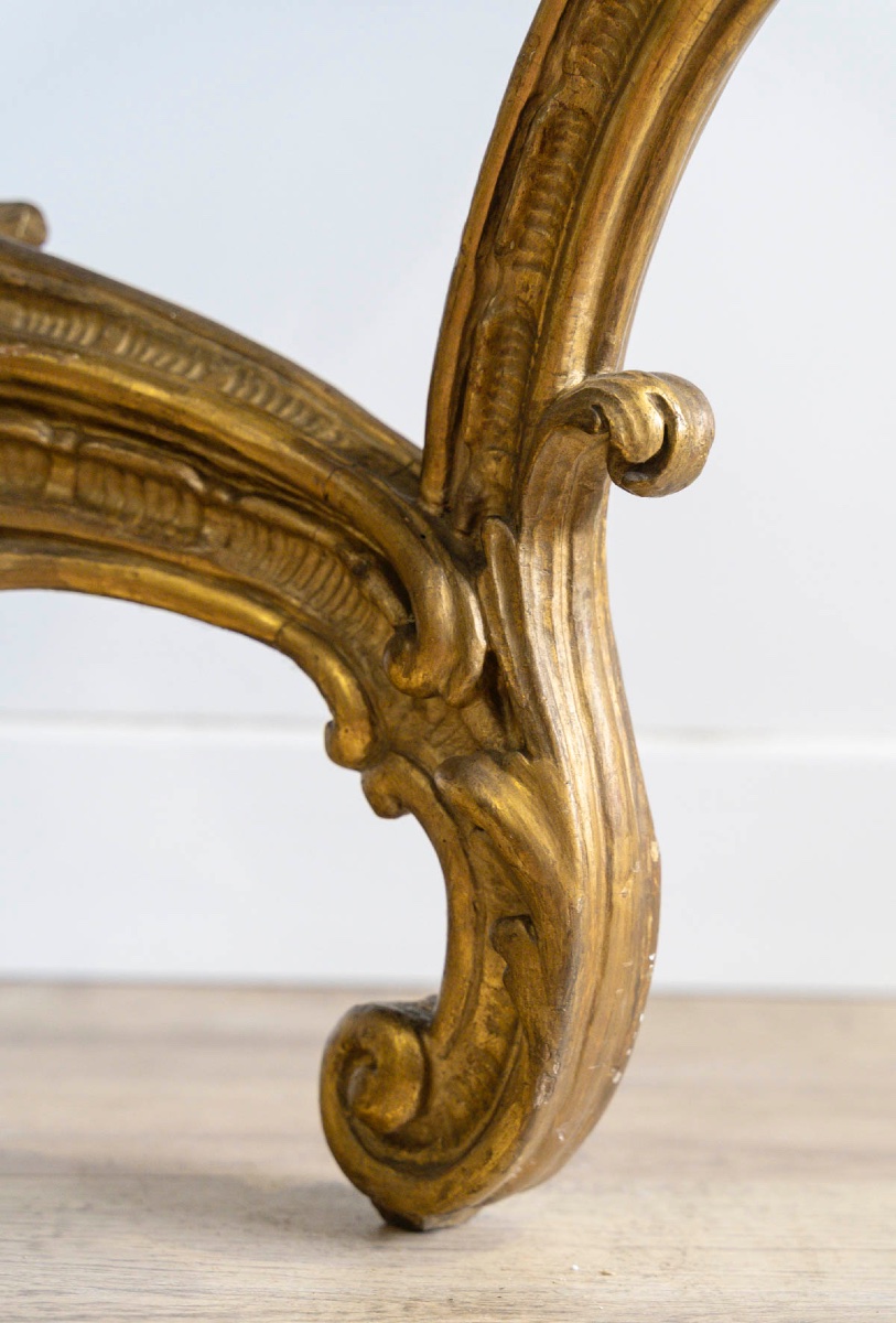 Une console en bois sculpté et doré, XVIIIe siècle — 11