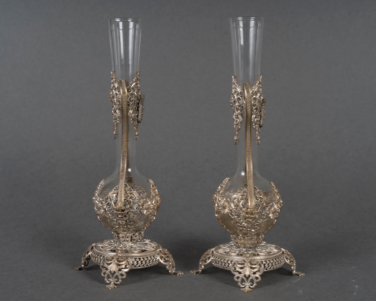 Une paire de petits vases en verre et monture en métal argenté, fin du XIXe siècle — 11