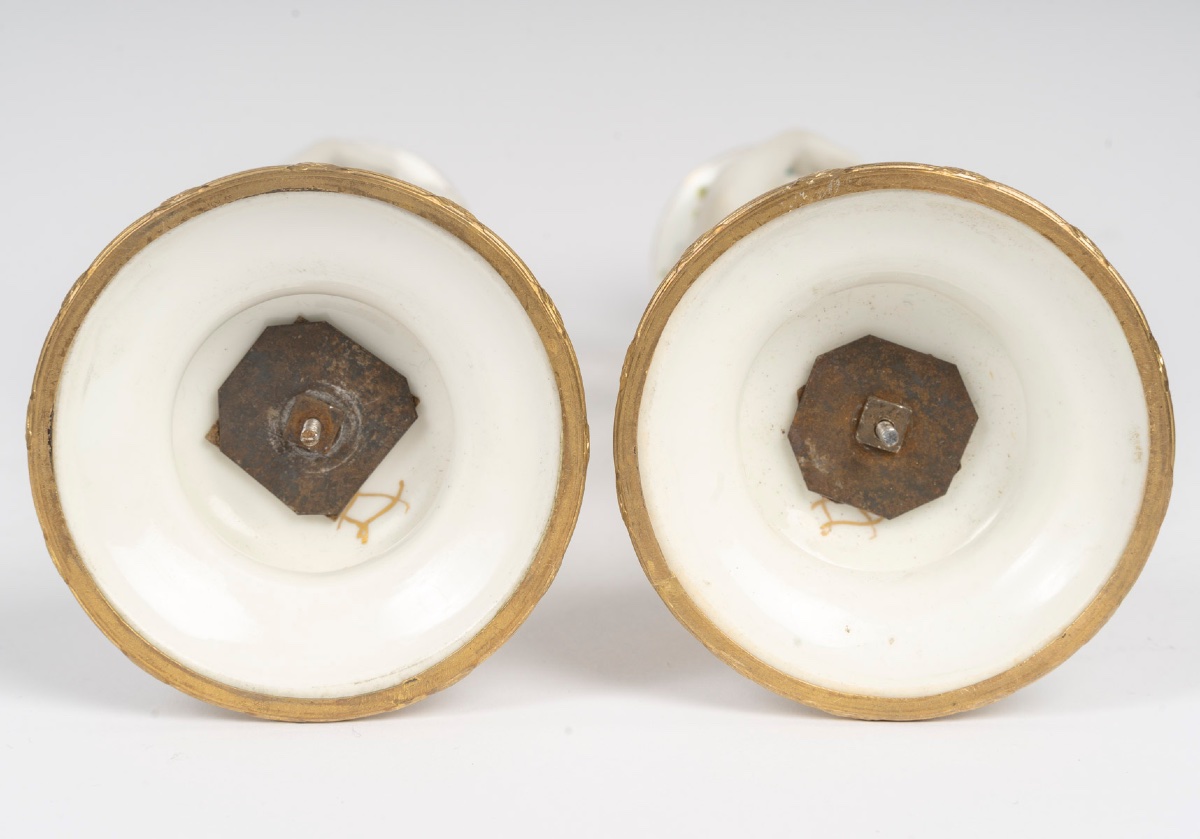 Une paire de bougeoirs en porcelaine de Sèvres et biscuit, XIXe siècle — 13