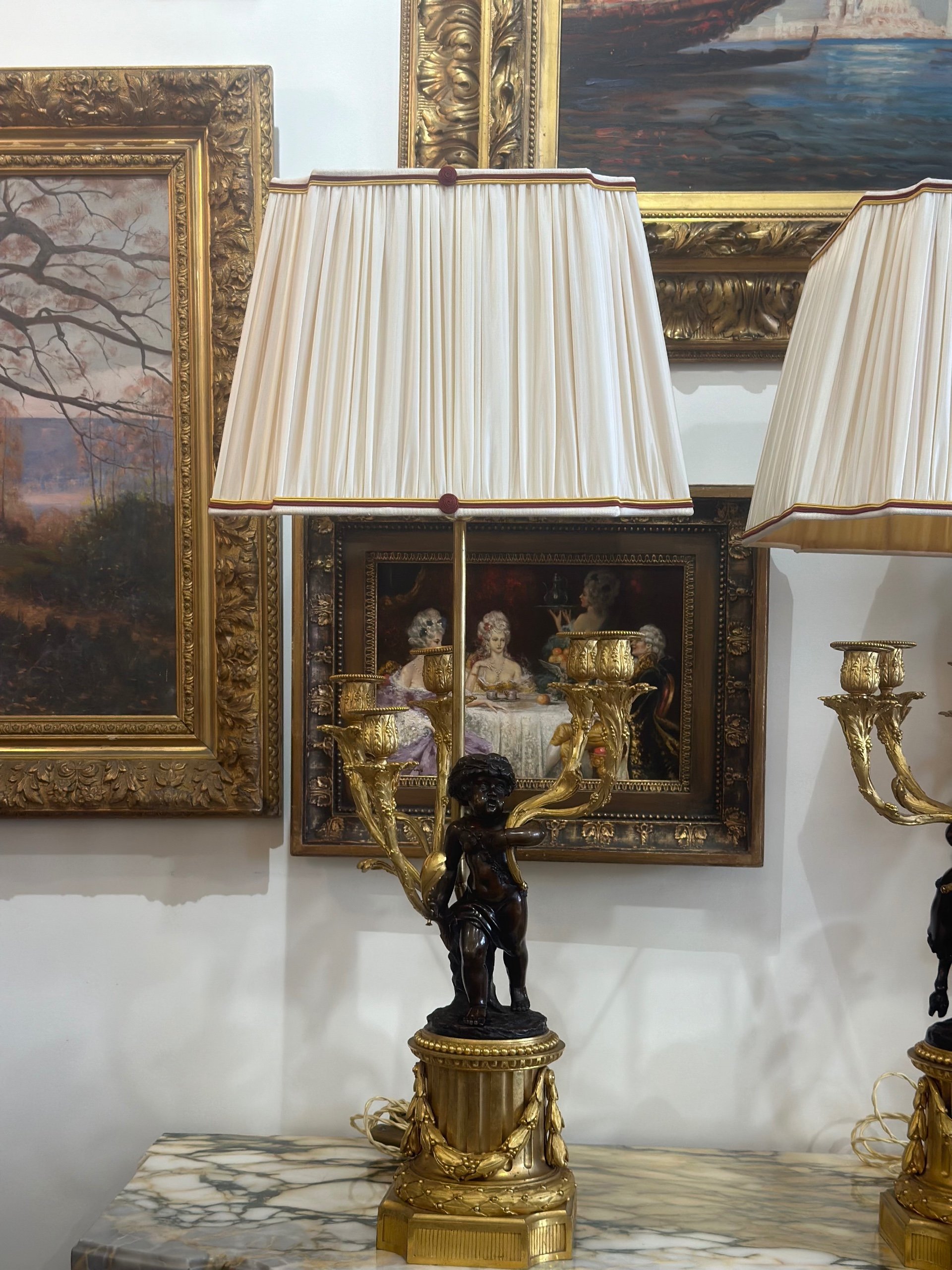 Une Importante paire de lampes en bronze doré circa 1880 — 6