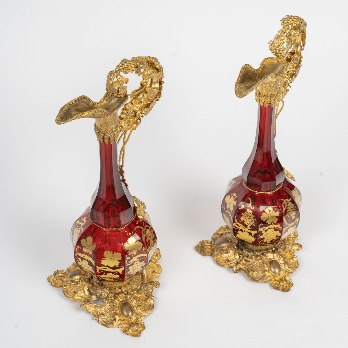 Paire d'aiguières en cristal de Bohême et laiton repoussé – fin du XIXe siècle — 3