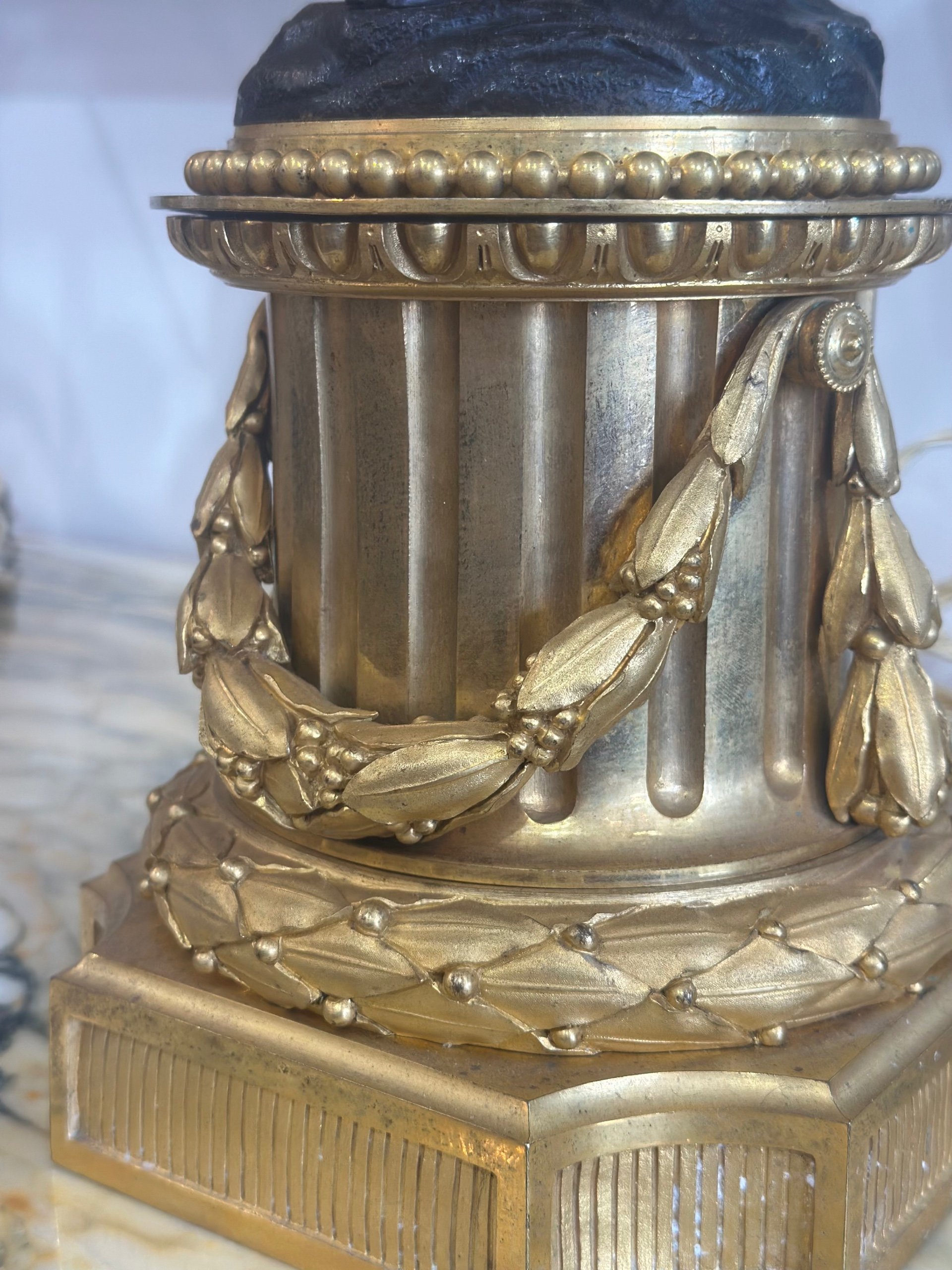 Une Importante paire de lampes en bronze doré circa 1880 — 13
