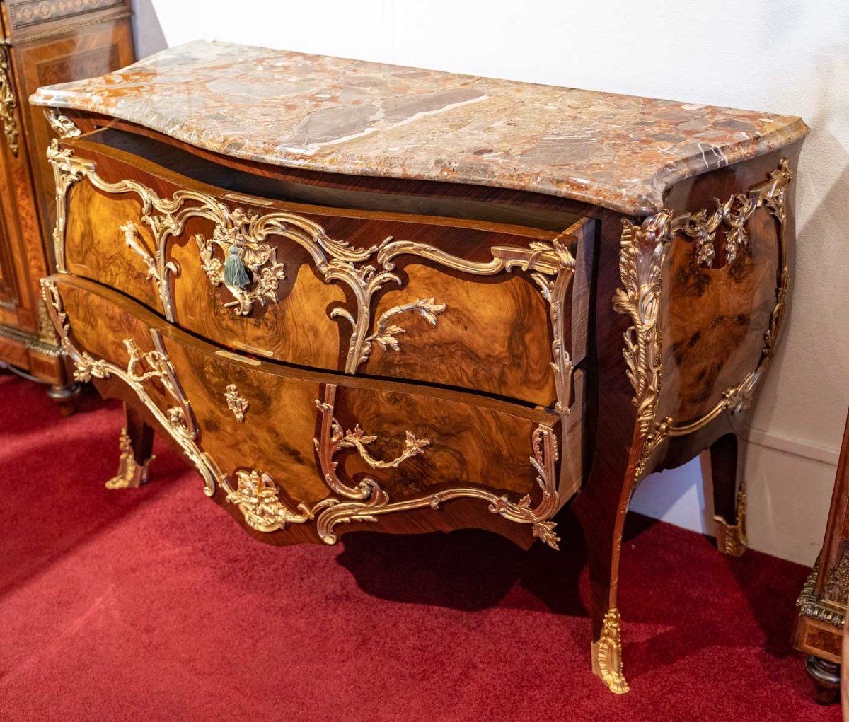 Une belle commode de style Louis XV — 10