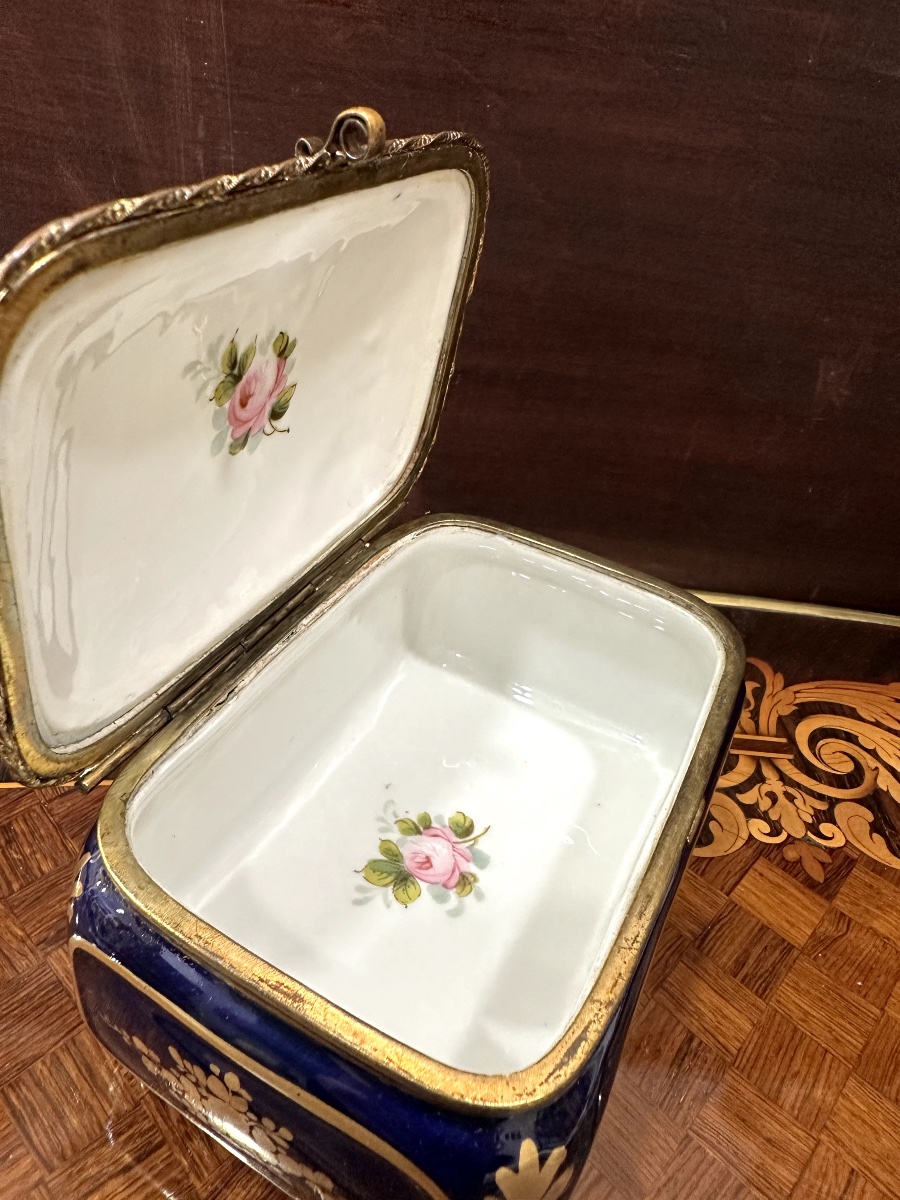 Un coffret à bijoux en porcelaine de Sèvres, fin du XIXe siècle — 8