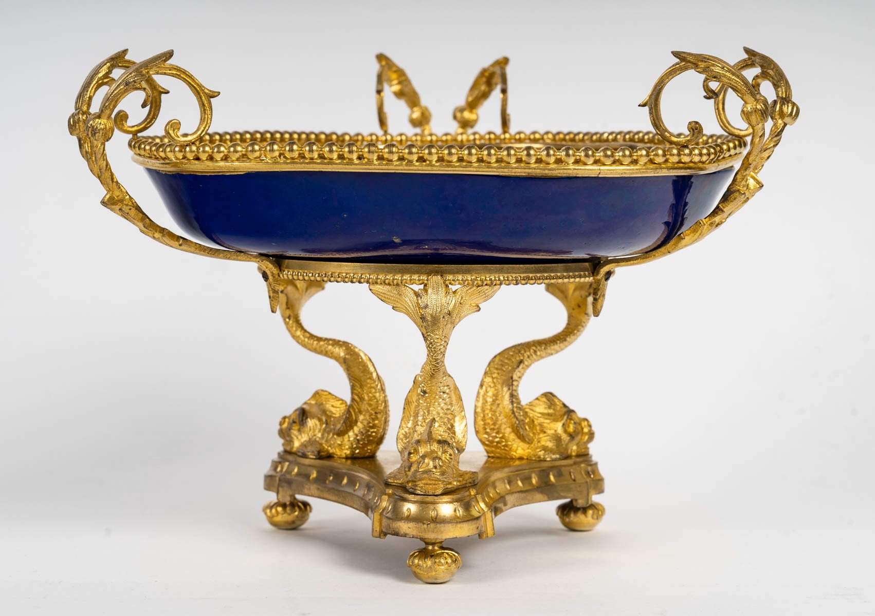 Une coupe en porcelaine de Sèvres et belle ornementation en bronze doré, fin du XIXe siècle — 3