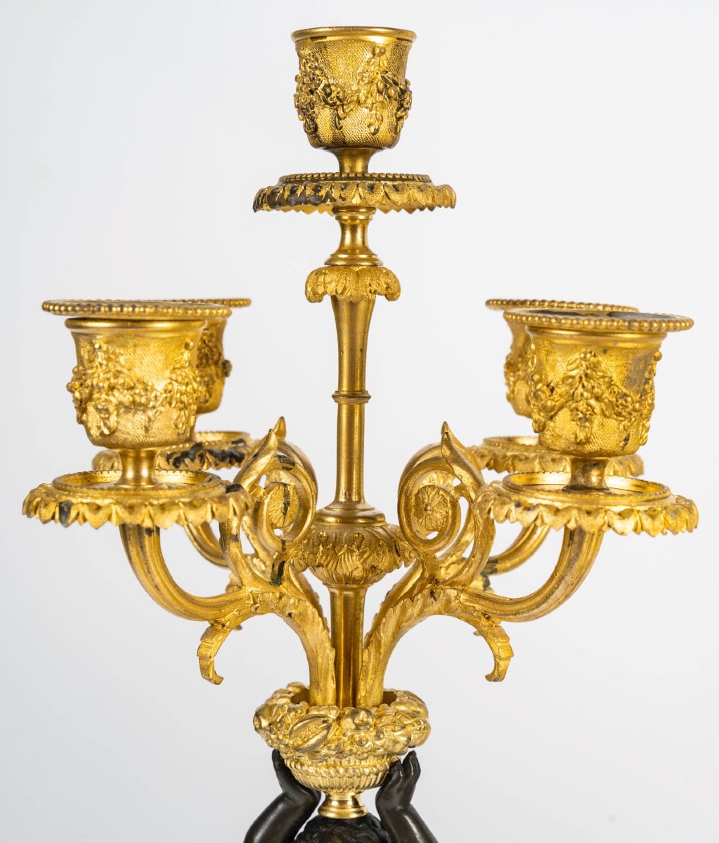 Une Garniture en bronze doré et marbre blanc, XIXe siècle — 8