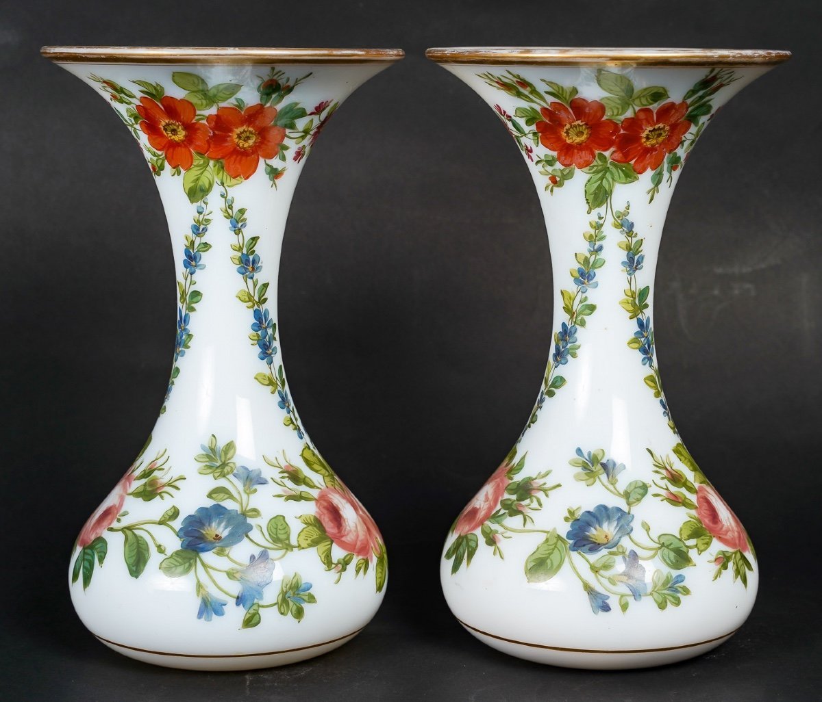Une paire de vases en opaline blanche fin du XIXe siècle — 3
