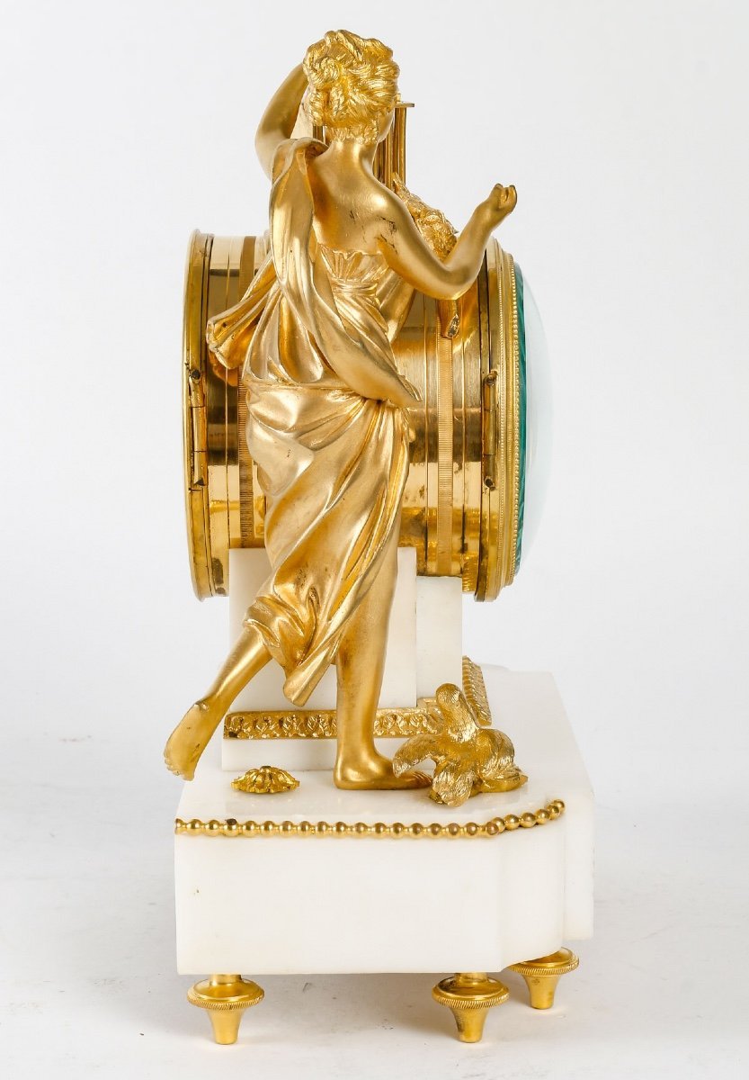 Une pendule en marbre blanc et bronze doré époque XIXe siècle — 6