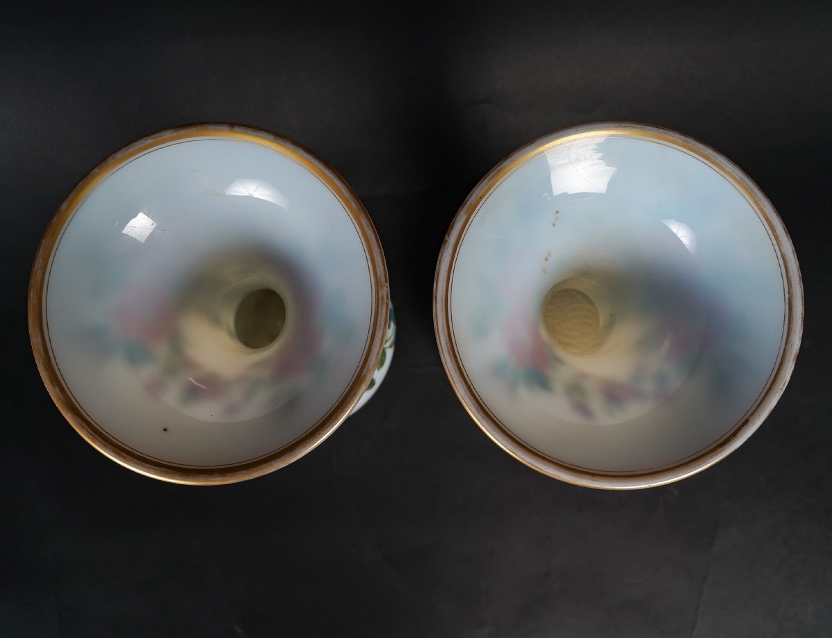 Une paire de vases en opaline blanche fin du XIXe siècle — 9