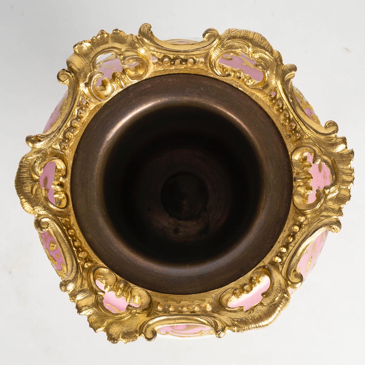 Un vase en porcelaine de Sèvres, fin du XIXe siècle — 11