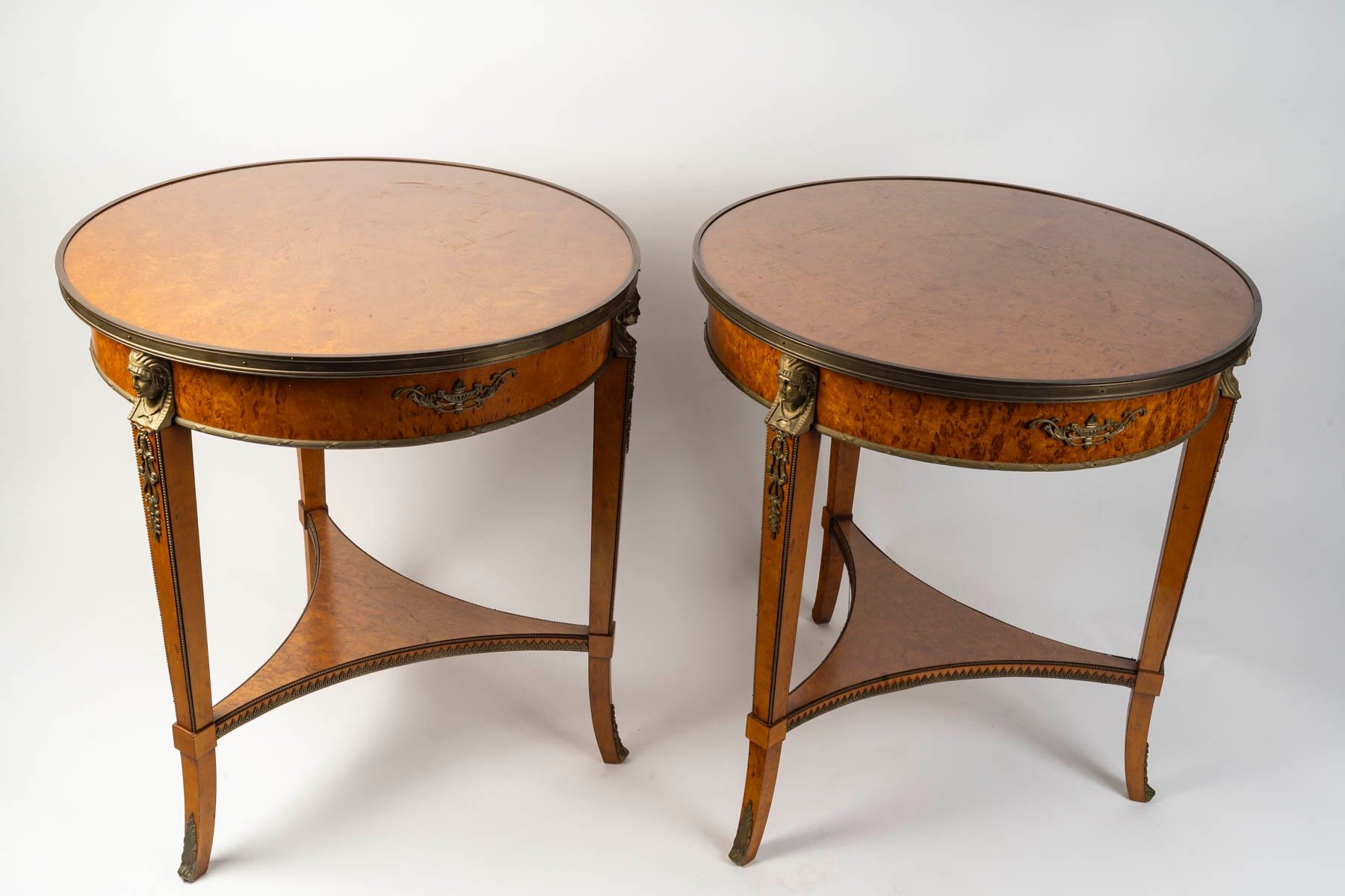 Une paire de tables ronde de salon, 1900 — 17