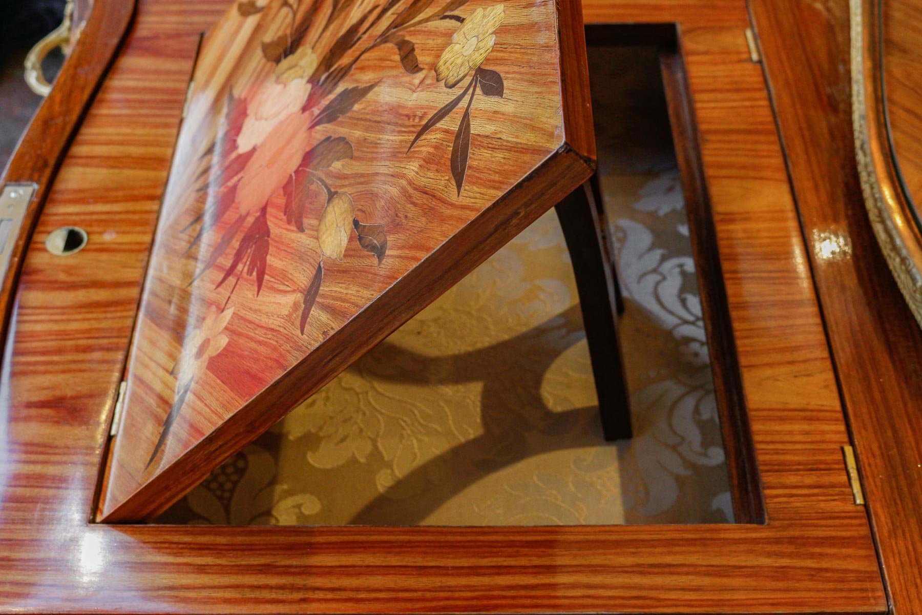 Une belle table à écrire de style Louis XV — 5