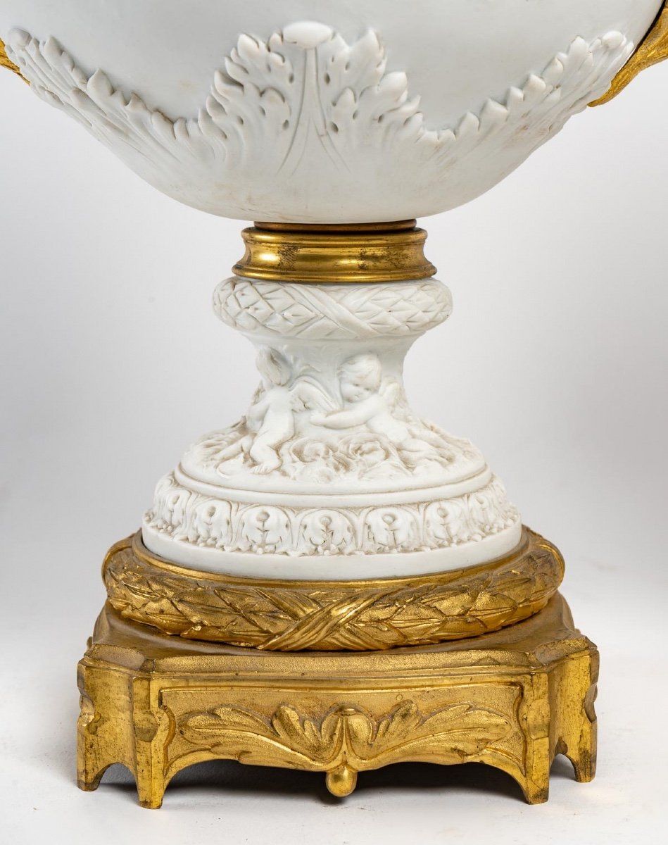 Une paire de vases en porcelaine de biscuit, fin du XIXe siècle — 21