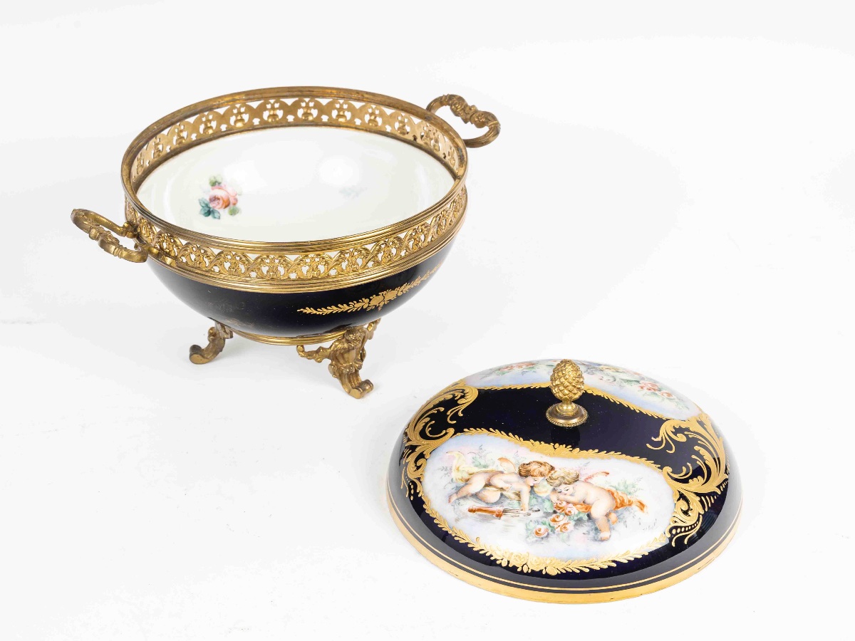 Une bonbonnière en porcelaine de style Sèvres, début du XIXe siècle — 10