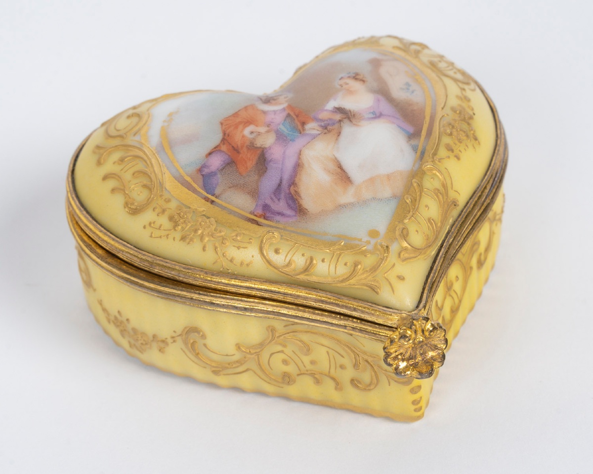 Miniature coffret en forme de coeur en porcelaine Meissen, fin du XIXe siècle — 3