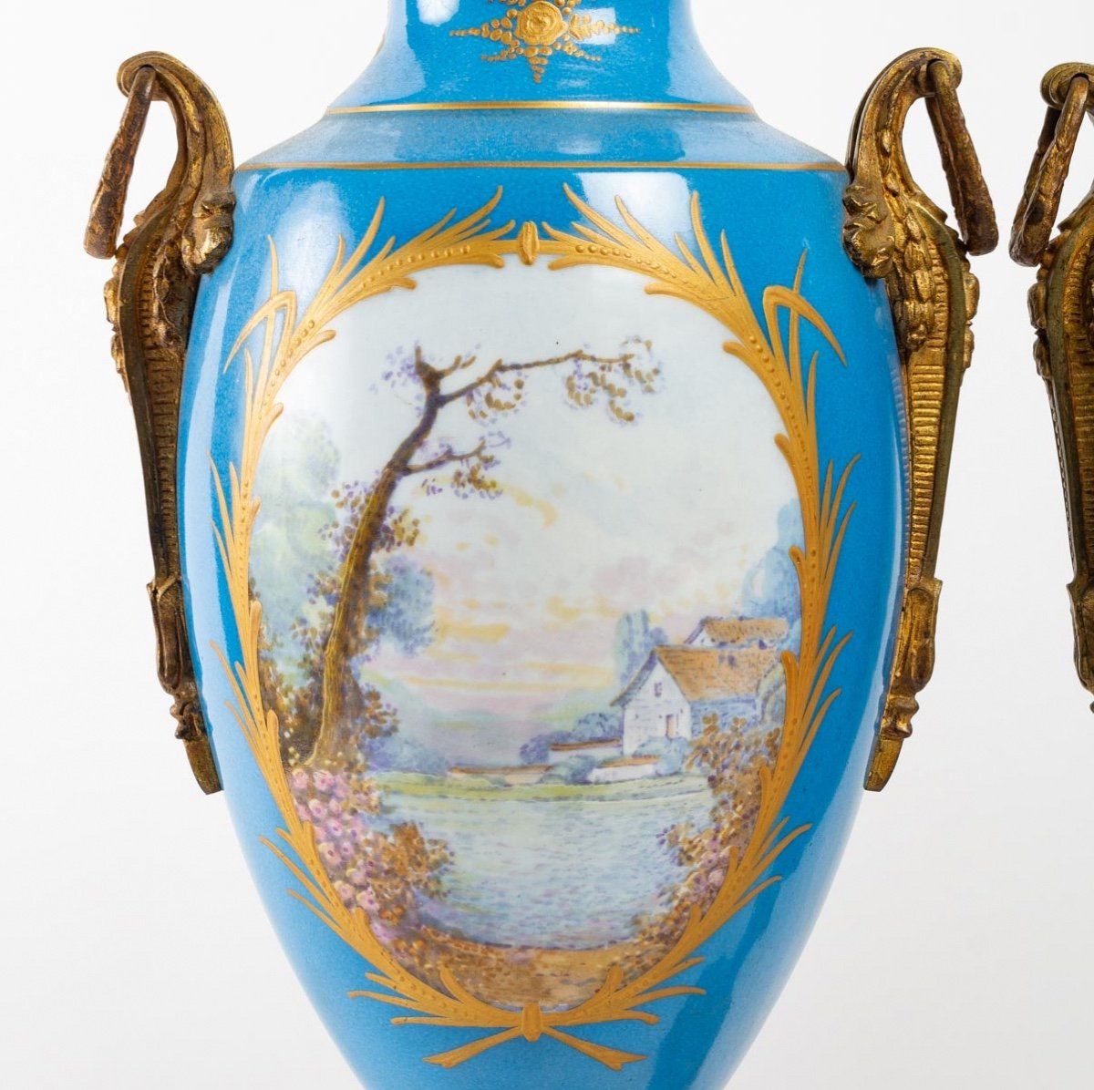 Une paire de vases en porcelaine de style Sèvres fin du XIXe siècle — 10
