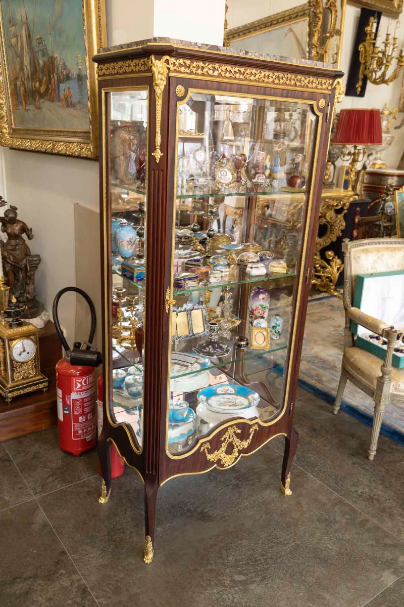 Une vitrine en acajou de style Louis XVI, fin du XIXe siècle — 10