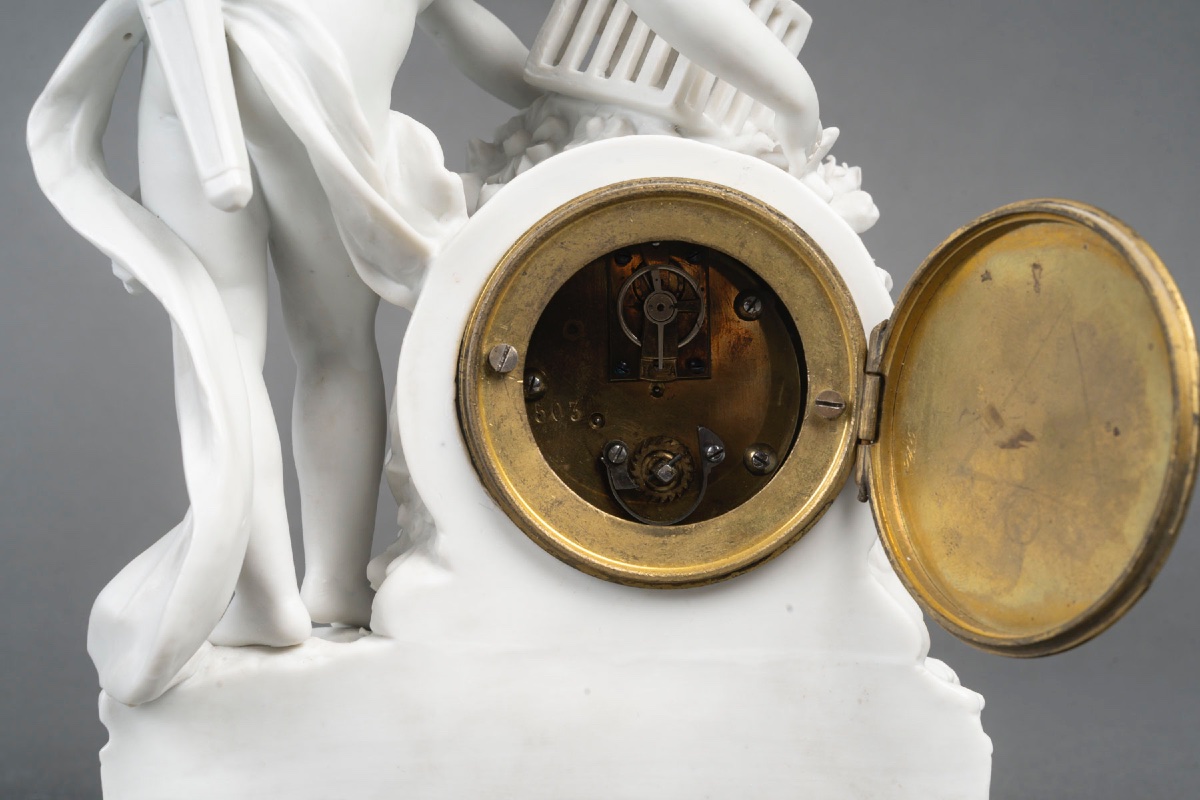 Petite pendule en biscuit de Sèvres, sujet au Cupidon – époque art nouveau — 12