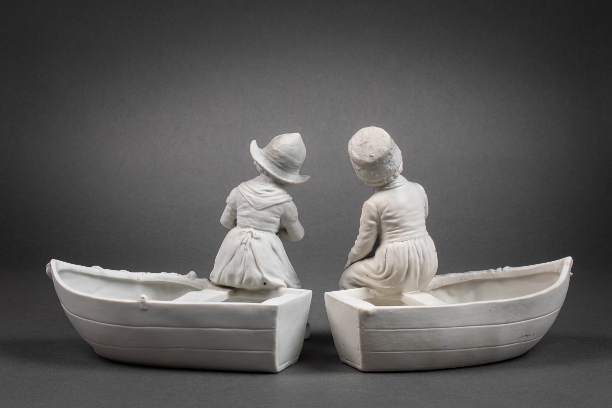 Une paire de coupes en biscuit, Circa 1900 — 6