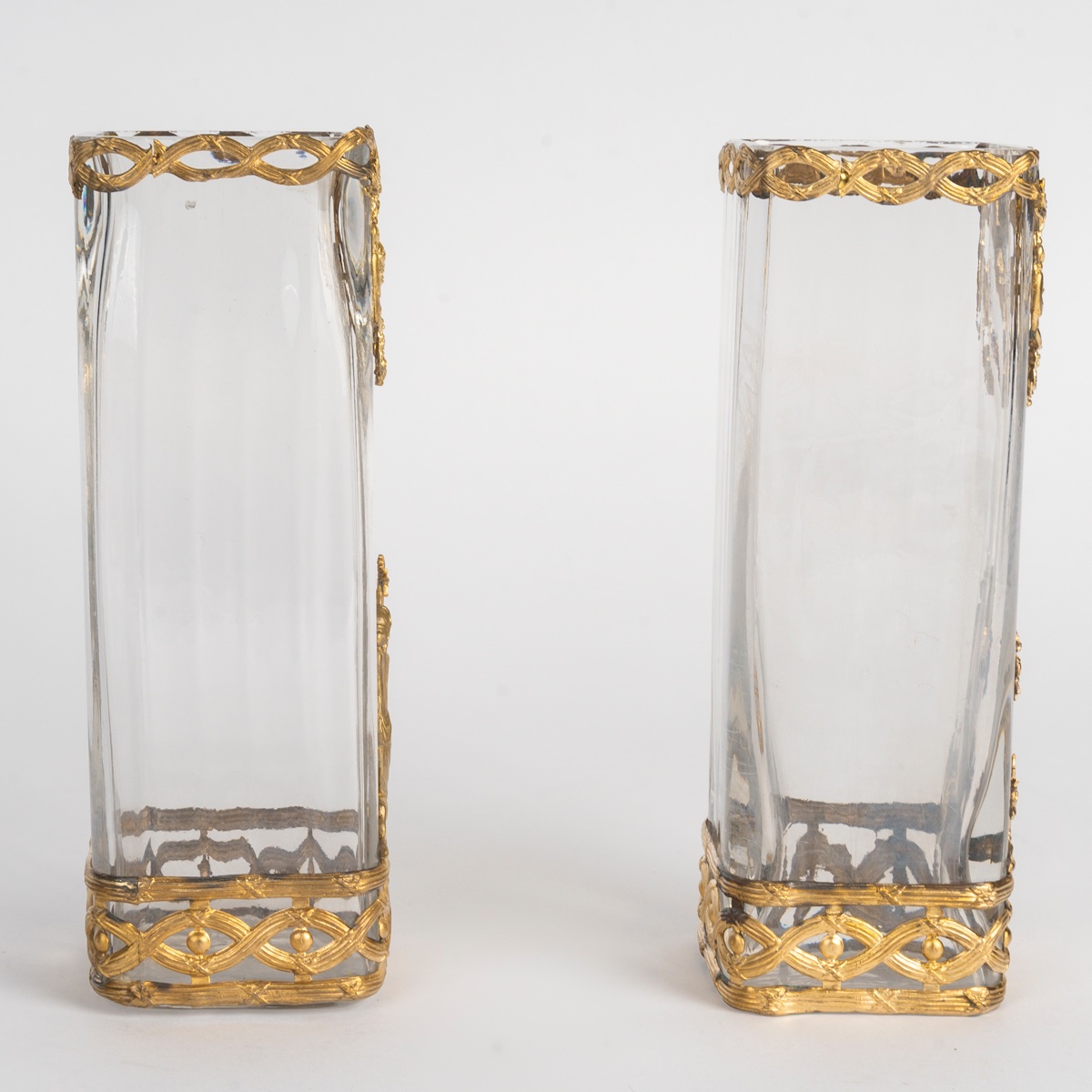 Paire de vases en cristal et bronze doré, style Louis XVI, fin du XIXe siècle — 4