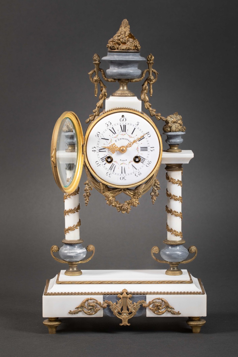 Une garniture de cheminée en marbre blanc et bleu turquin, fin du XIXe siècle — 5