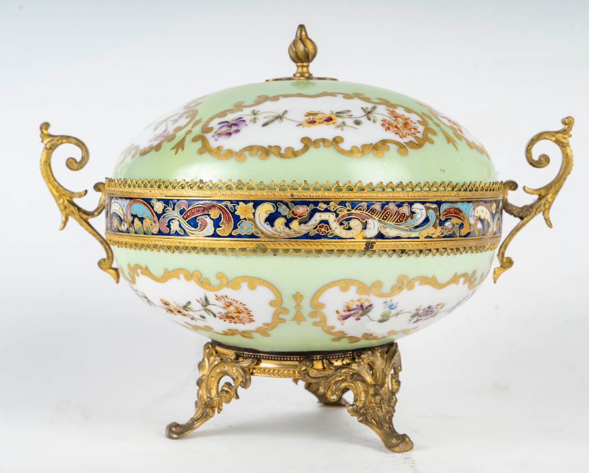 Une bonbonnière en porcelaine et bronze cloisonné, fin du XIXe siècle — 5