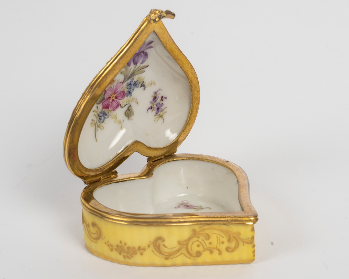 Miniature coffret en forme de coeur en porcelaine Meissen, fin du XIXe siècle — 6