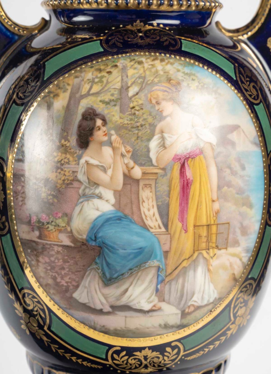 Paire de grands vases couverts en porcelaine de Royal Vienna, époque Napoléon III — 5
