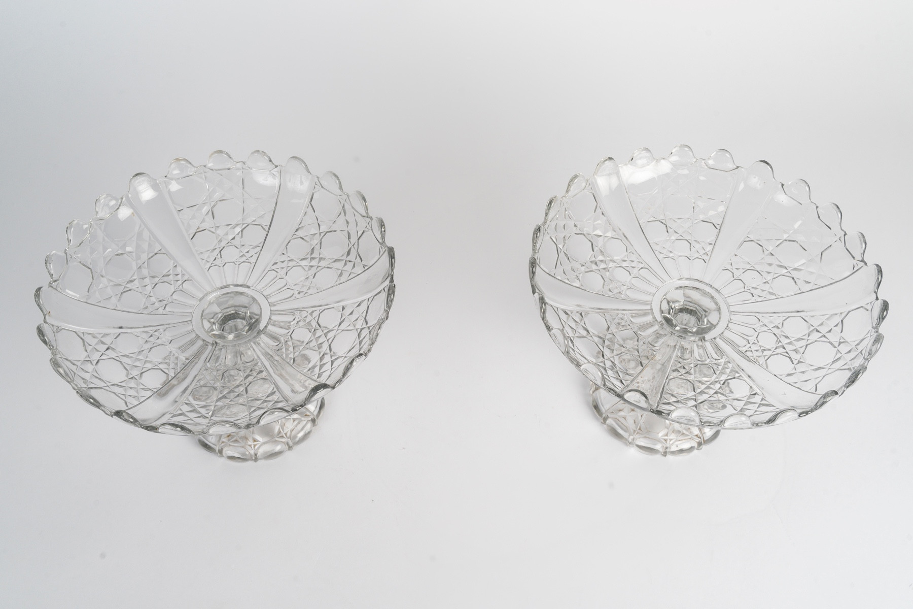 Une paire de coupes en cristal moulé — 12