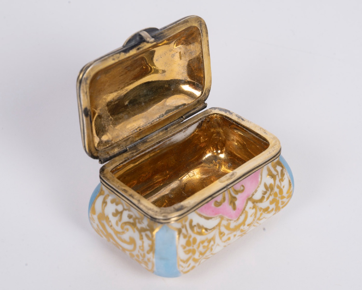 Miniature petit coffret en porcelaine, fin du XIXe siècle — 10