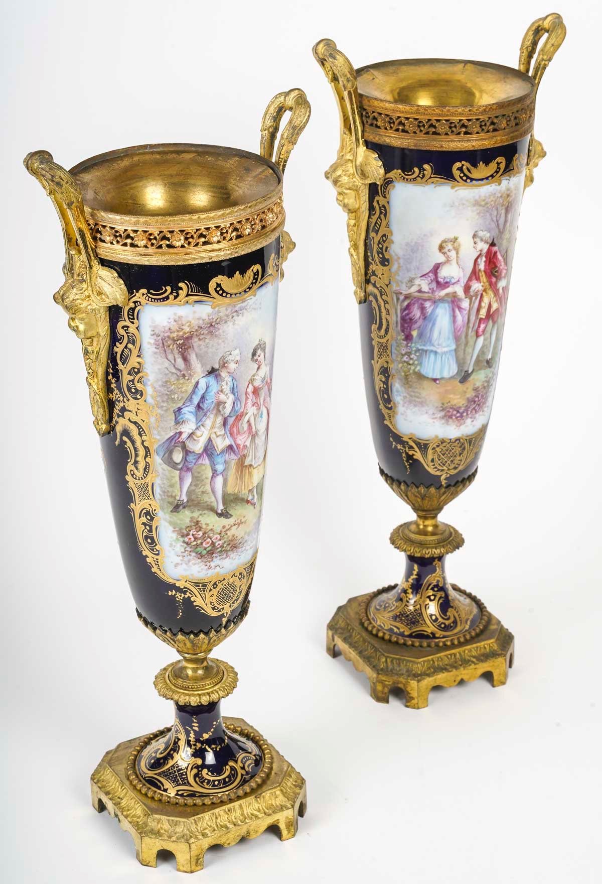 Une paire de vases en porcelaine bleue de Sèvres fin du XIXe siècle — 4