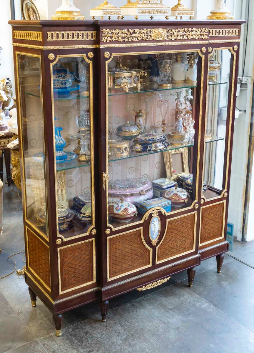 Une vitrine de style Louis XVI, fin du XIXe siècle — 2